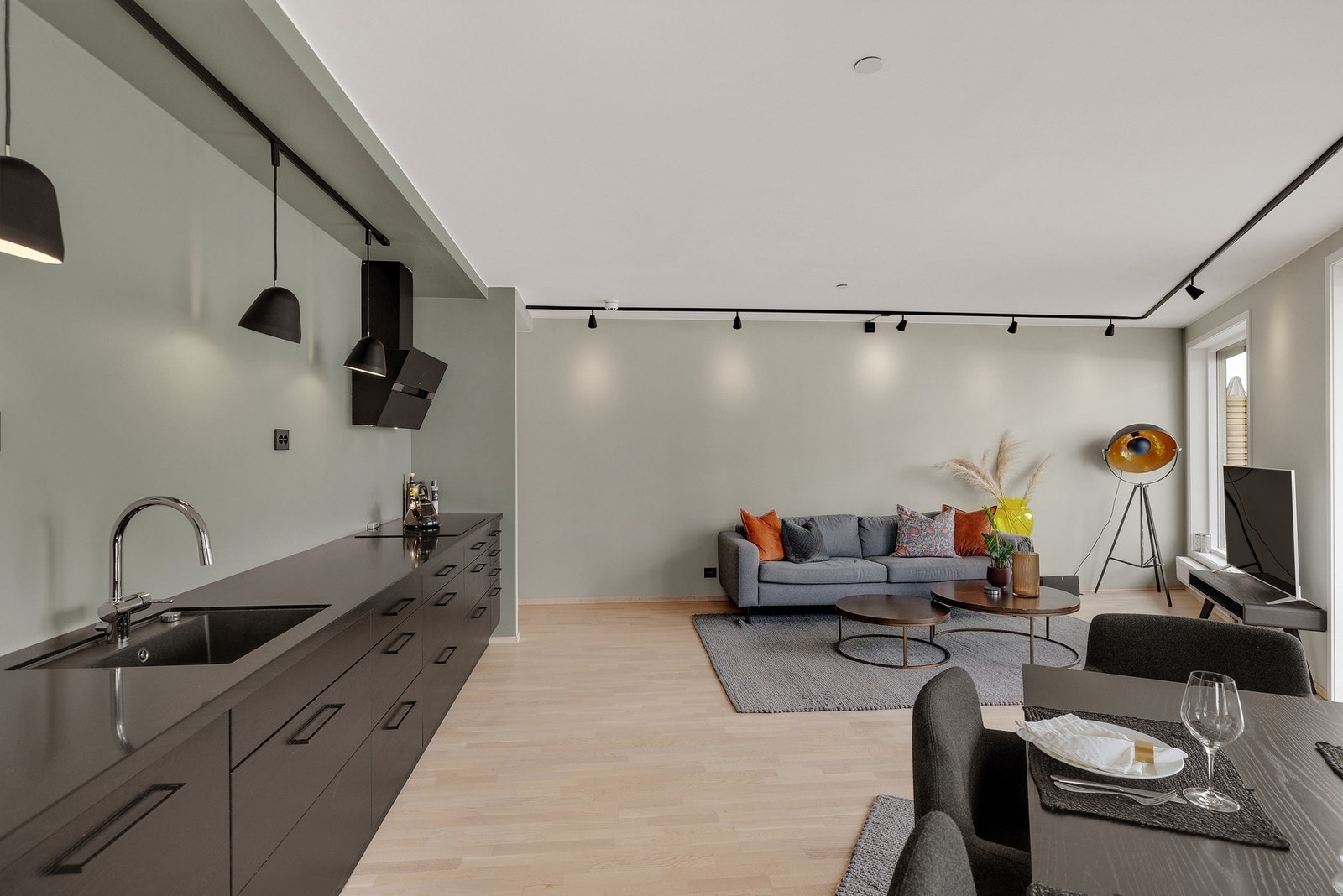 Romslig planløsning som gir et svært godt inntrykk. Galleribilde