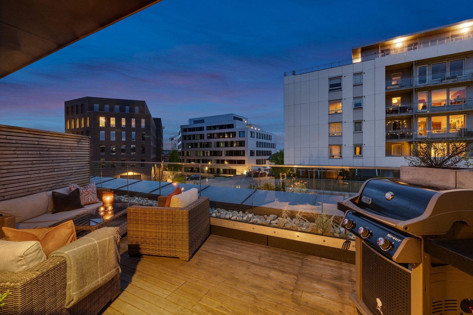 Det er lagt trykkimpregnerte terrassebord på takterrassen. Galleribilde