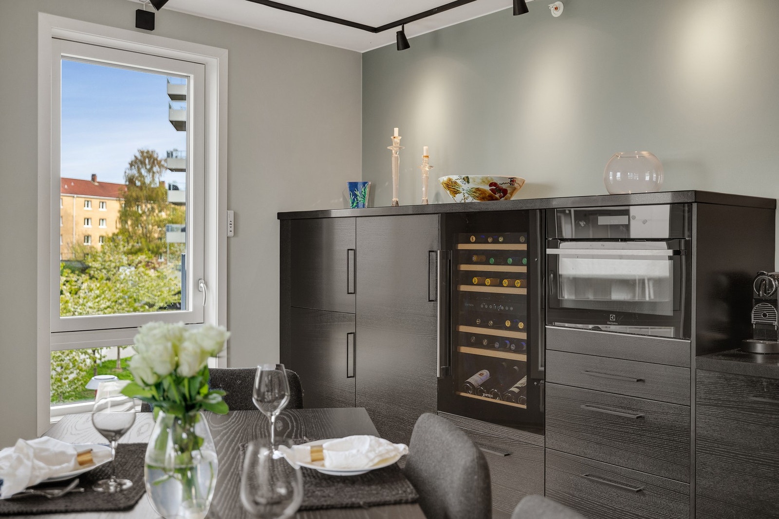 Lekre detaljer med vinskap. Galleribilde