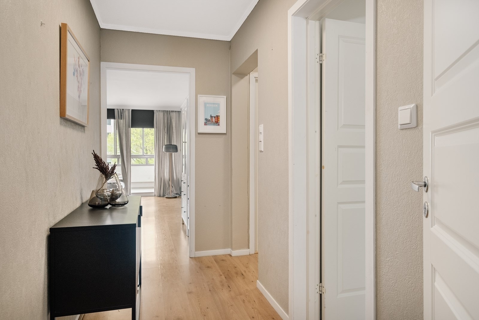 Gjennomgående i leiligheten er lyse overflater og laminatgulv Galleribilde