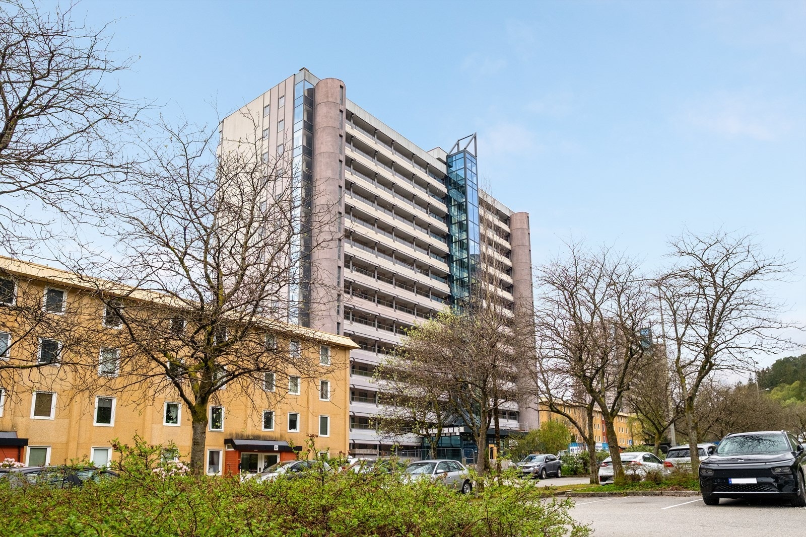 Parkeringsplasser på borettslagets eiendom. Det medfølger to plasser til hver leilighet - 1 for beboer og en for gjester, evt beboerbil nr 2 Galleribilde