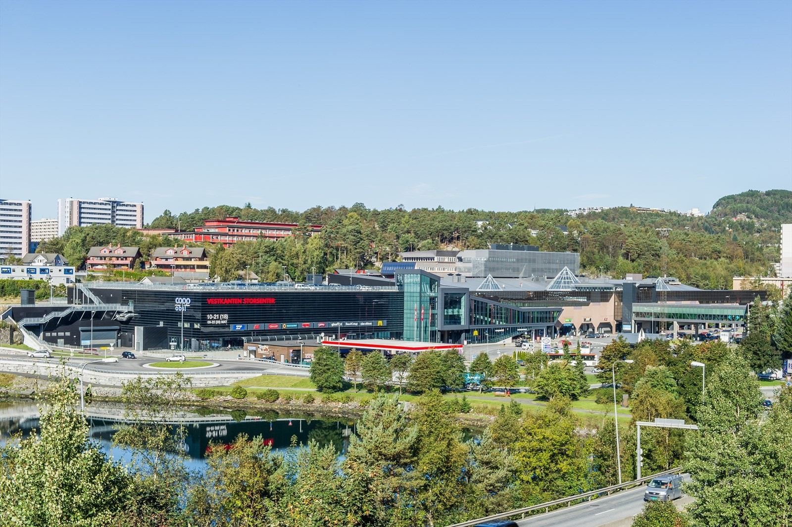 Vestkanten Storsenter ligger kun en kort gåtur unna - Her finner man alt man trenger av daglige servicetilbud! Galleribilde