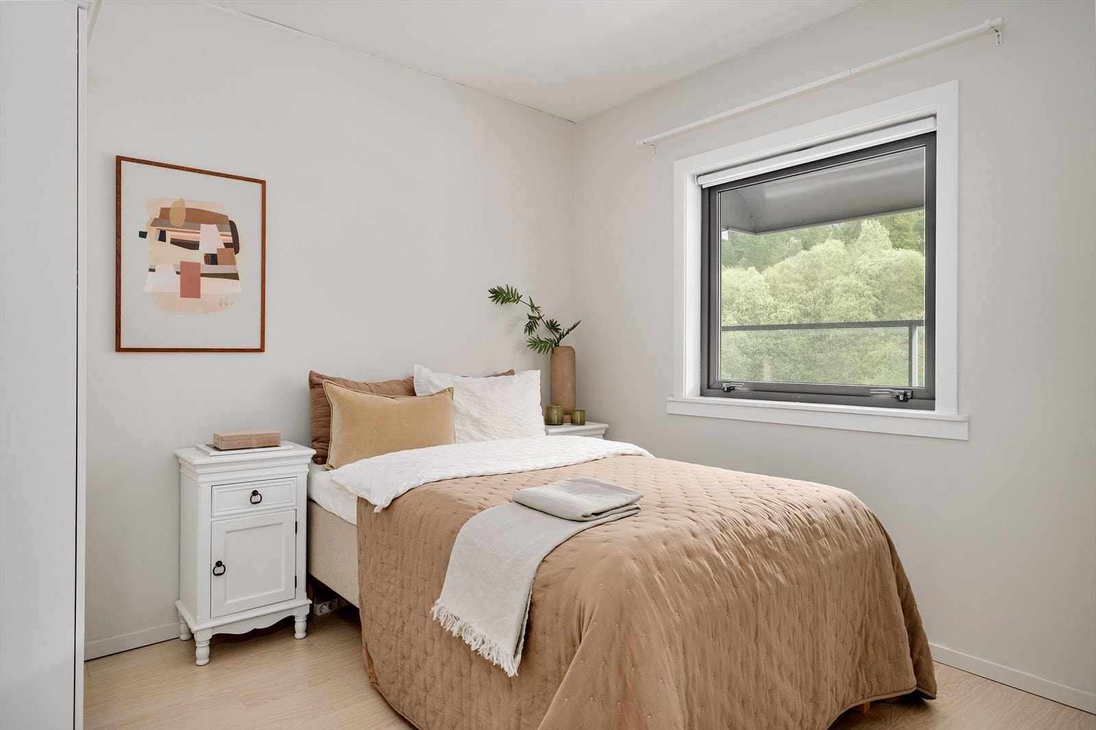 Soverom 1 er 8,8 m² og har plass til både seng og garderobeskap Galleribilde