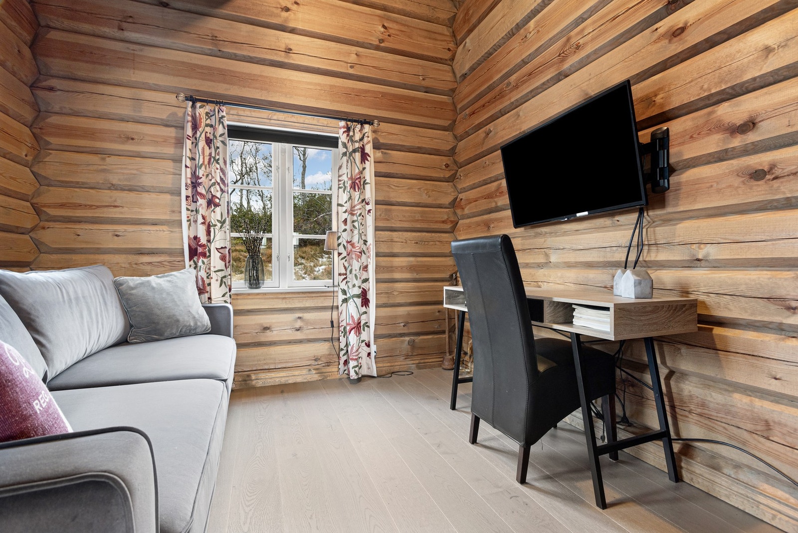 Rommet kan innnredes til det man måtte ønske, f.eks. kontor, soverom eller TV-stue Galleribilde