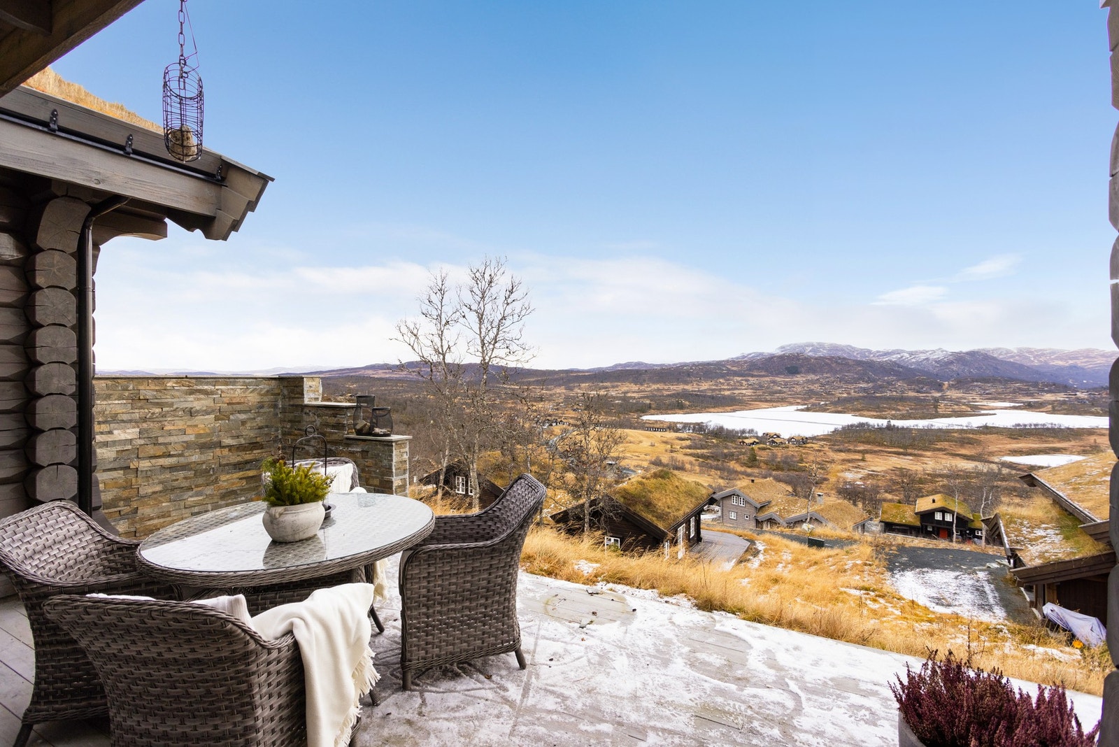 Hytta ligger 1021 moh, usjenert og fritt i terrenget Galleribilde