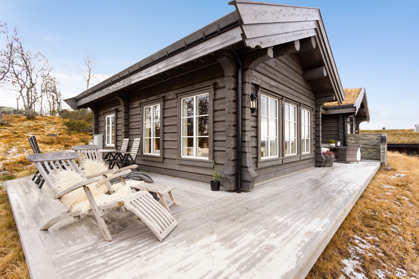 Nydelig tomt opparbeidet med markterrasse i alle solretninger. Nydelig natursteinsmur langs hele baksiden av eiendommen Galleribilde