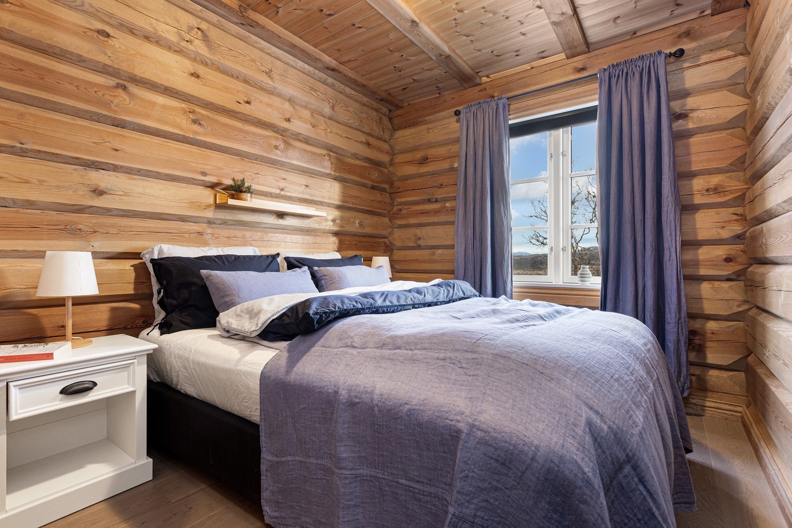 Hytta har tre soverom av god størrelse + 2 hemser. Hovedsoverom har god plass til dobbeltseng Galleribilde