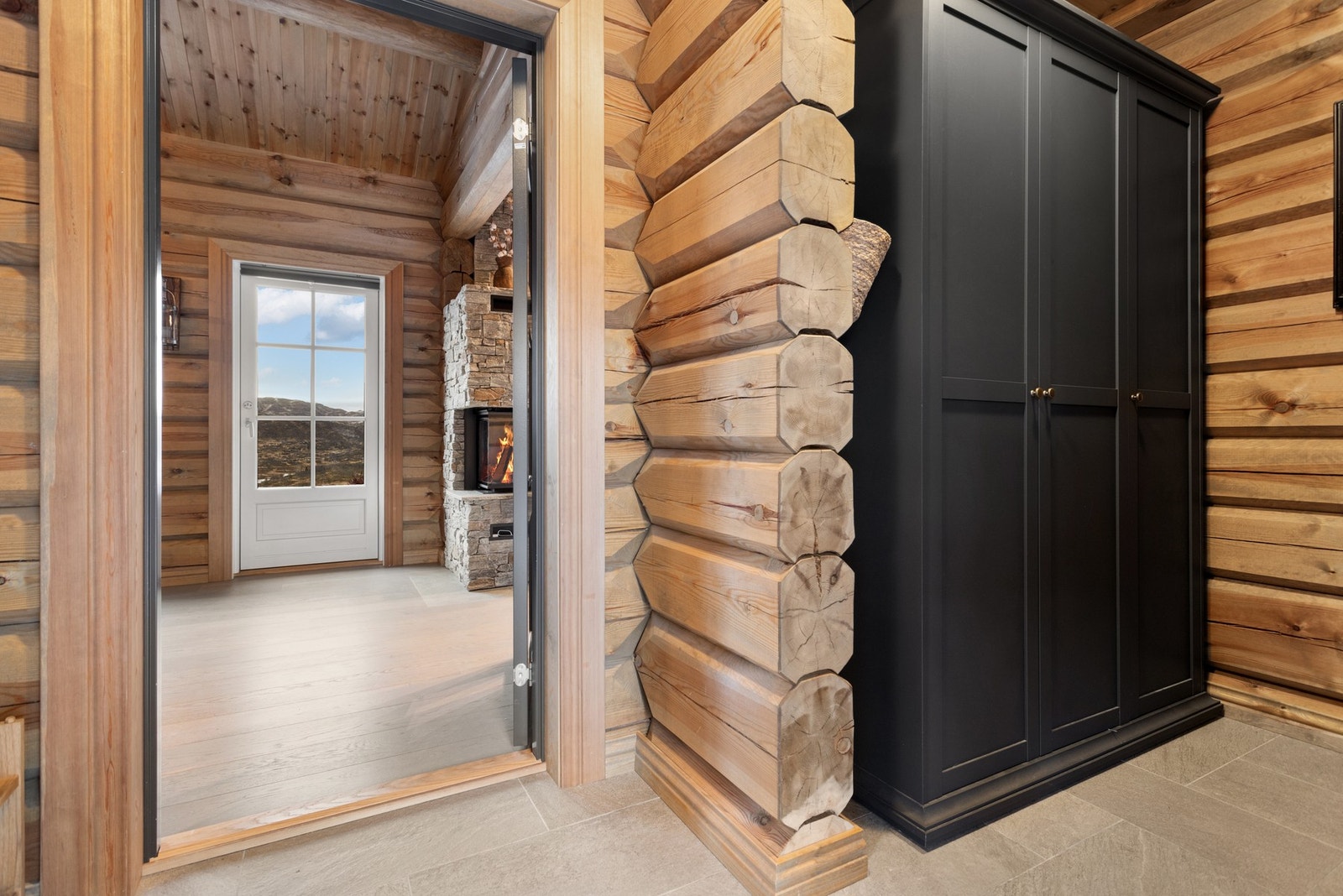 Garderobenisje gir god plass til å henge av seg yttertøy Galleribilde