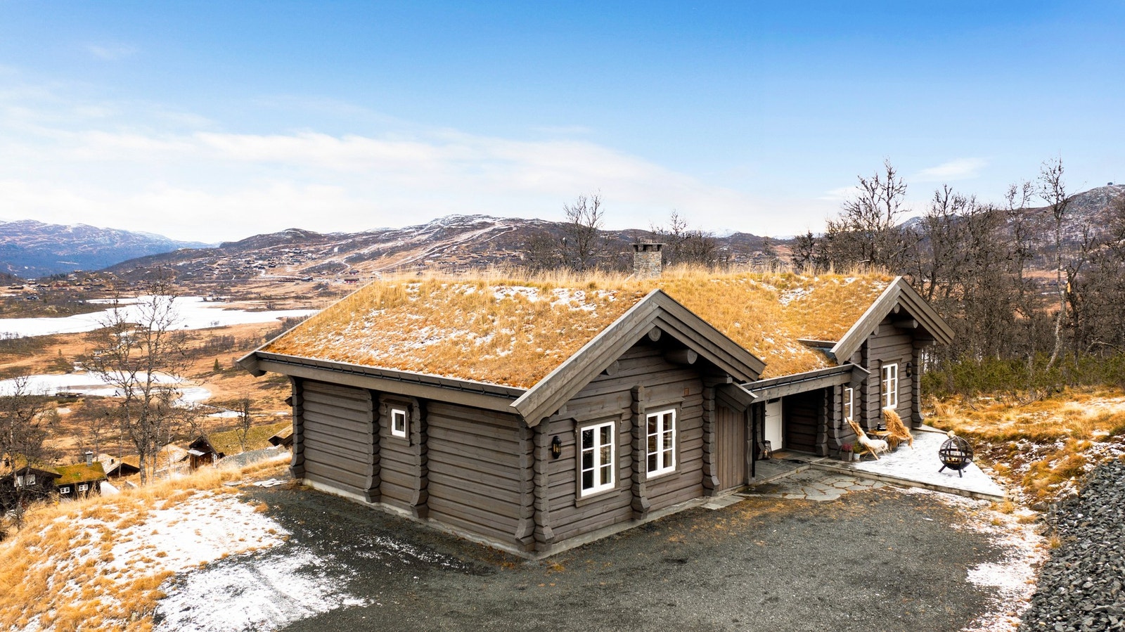 Hyttas høytliggende plassering i terrenget gjør at ingen foranliggende hytter skjermer for utsikten Galleribilde