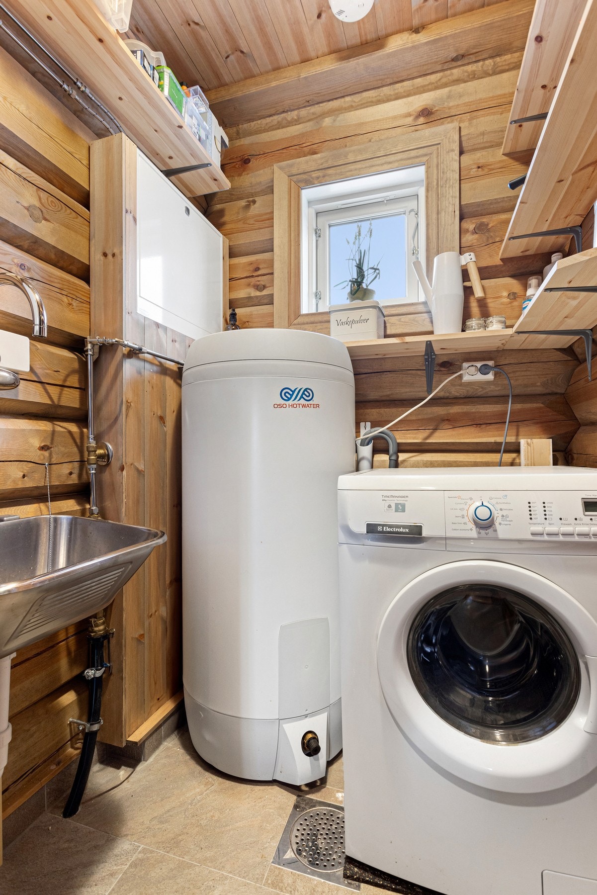 Teknisk rom/vaskerom med opplegg til vaskemaskin Galleribilde