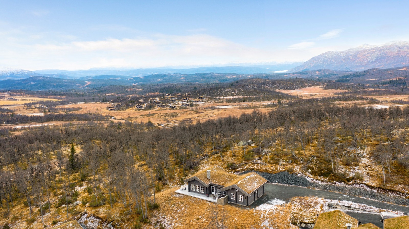 Hytta ligger innerst i blindvei øverst på feltet og ytterst mot et stort friområde Galleribilde