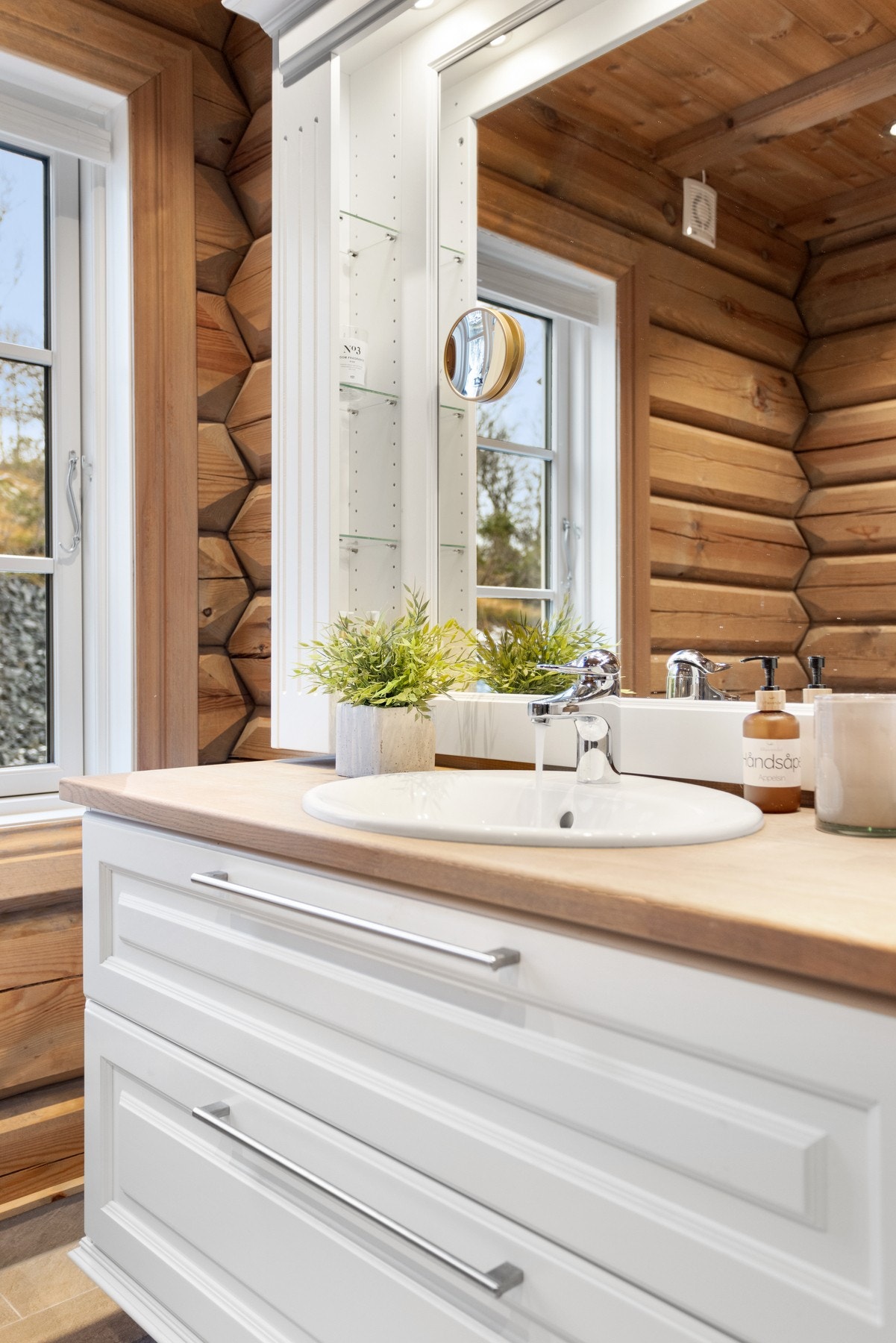 Baderommet inneholder toalett, innredning med servant og dusjkabinett Galleribilde