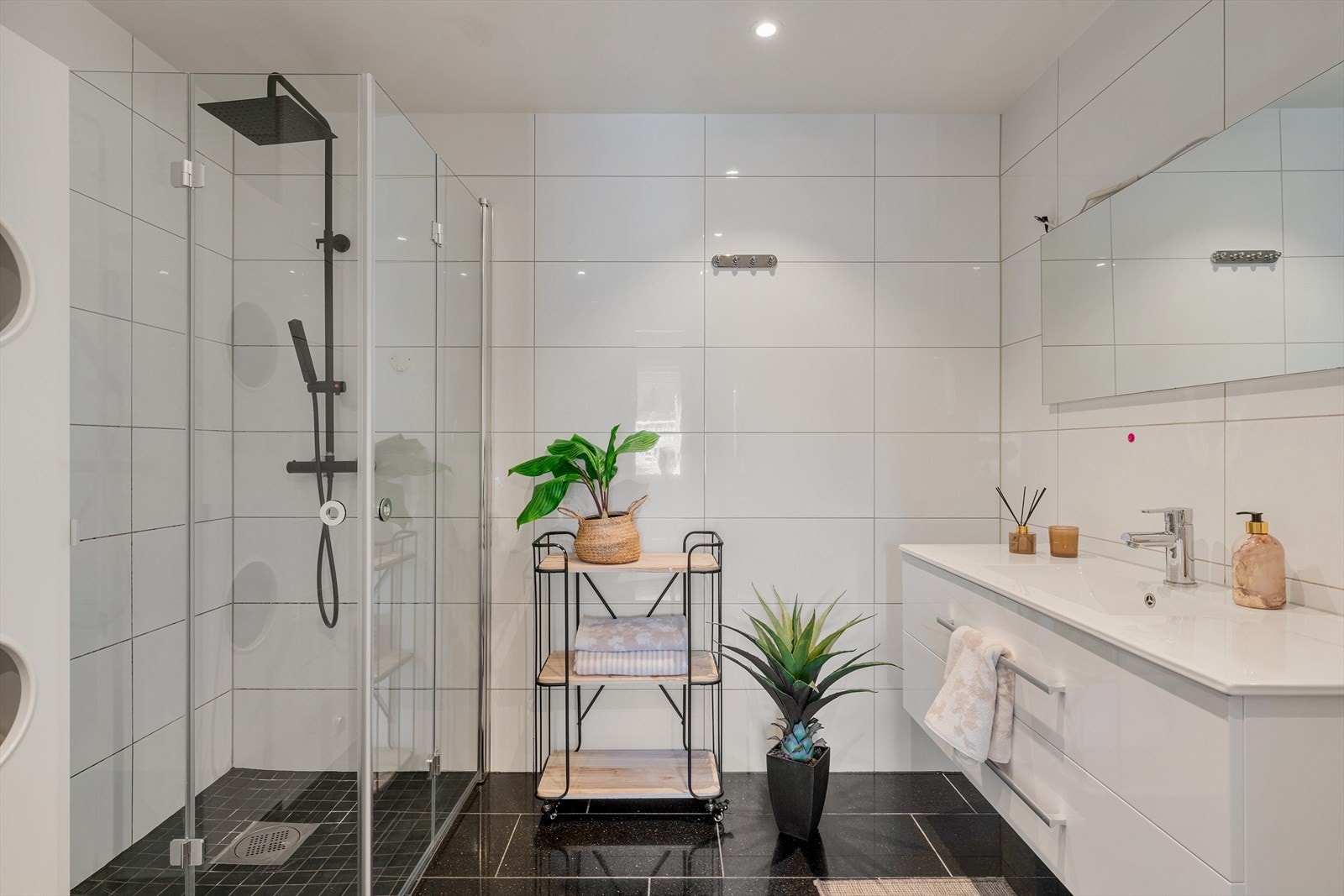 - Helfliset bad med behagelig varme i gulv - Galleribilde