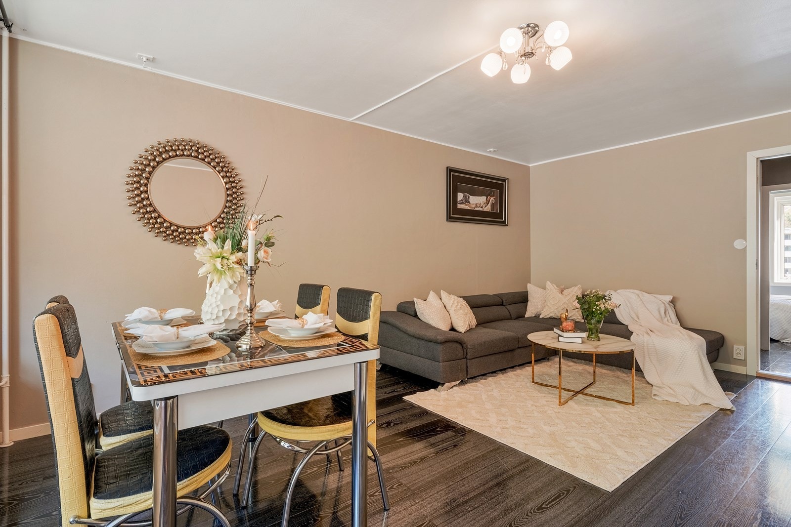 - Stuen måler 21,1 m² og har god plass til sofagruppe samt spisebord - Galleribilde