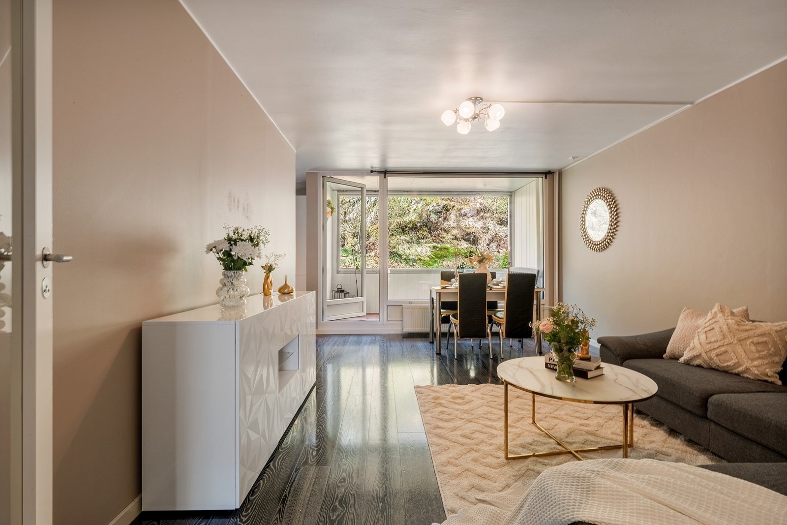 - Leiligheten har et BRA-i på 73m² og inneholder stue, kjøkken, bad, to soveromog entré + ekstern bod - Galleribilde