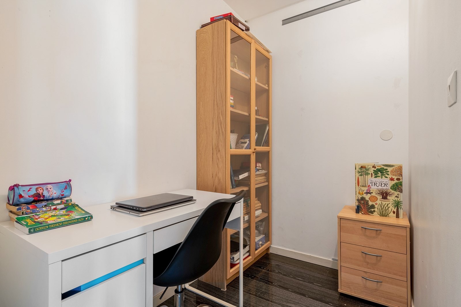 - Leiligheten har en intern bod, perfekt til oppbevaring av yttertøy eller som hjemmekontor - Galleribilde