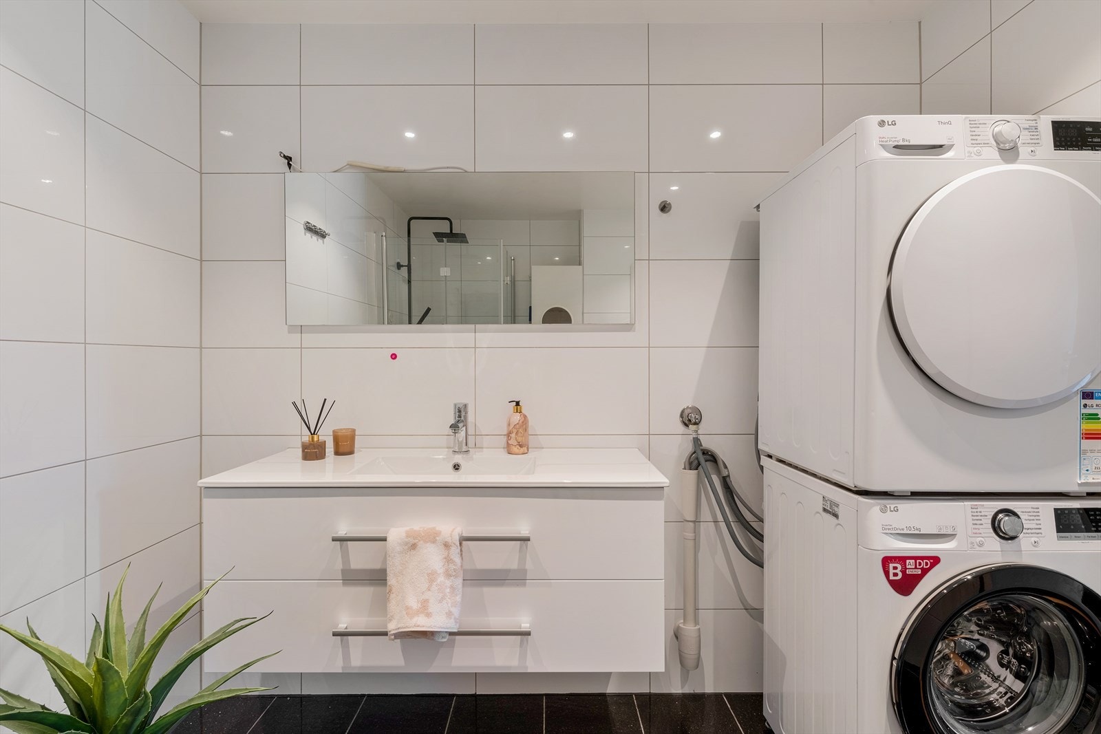 - Badet måler 6,4 m² - Galleribilde