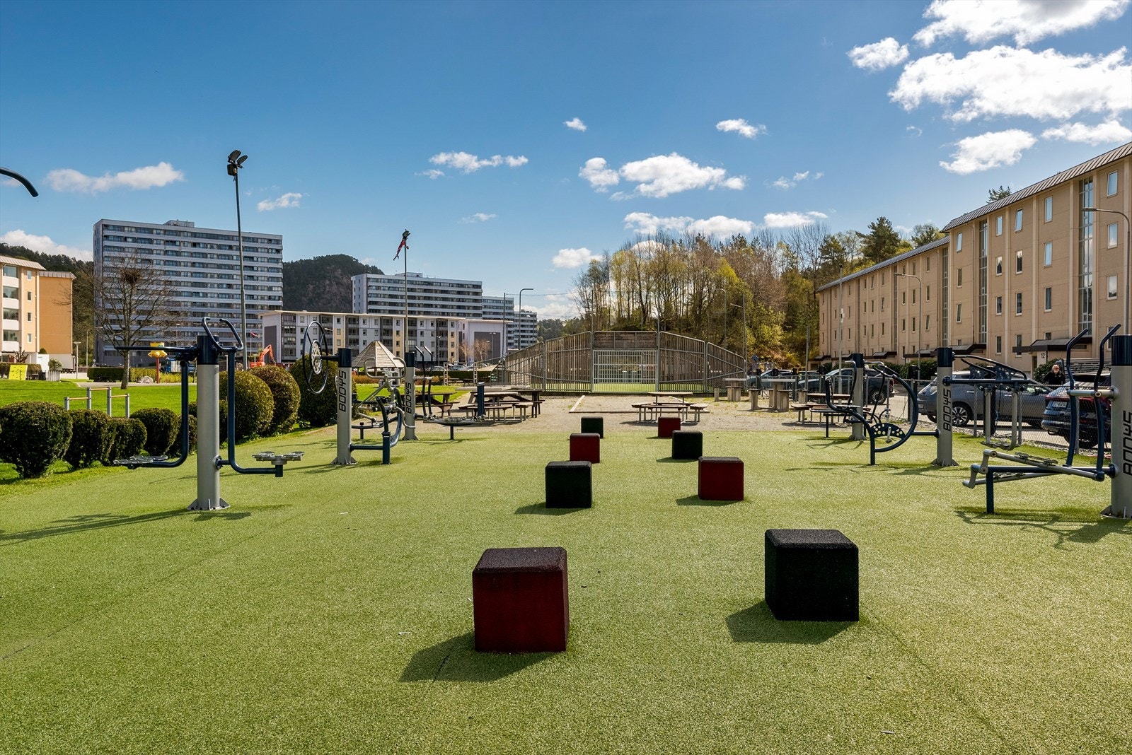- Utendørs treningsapparater som beboerne kan benytte seg av - Galleribilde