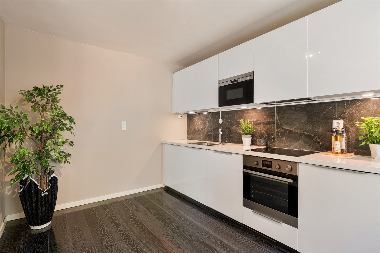 - Kjøkkenet måler 12,4 m², her har man også plass til et koselig frokostbord om ønskelig- Galleribilde