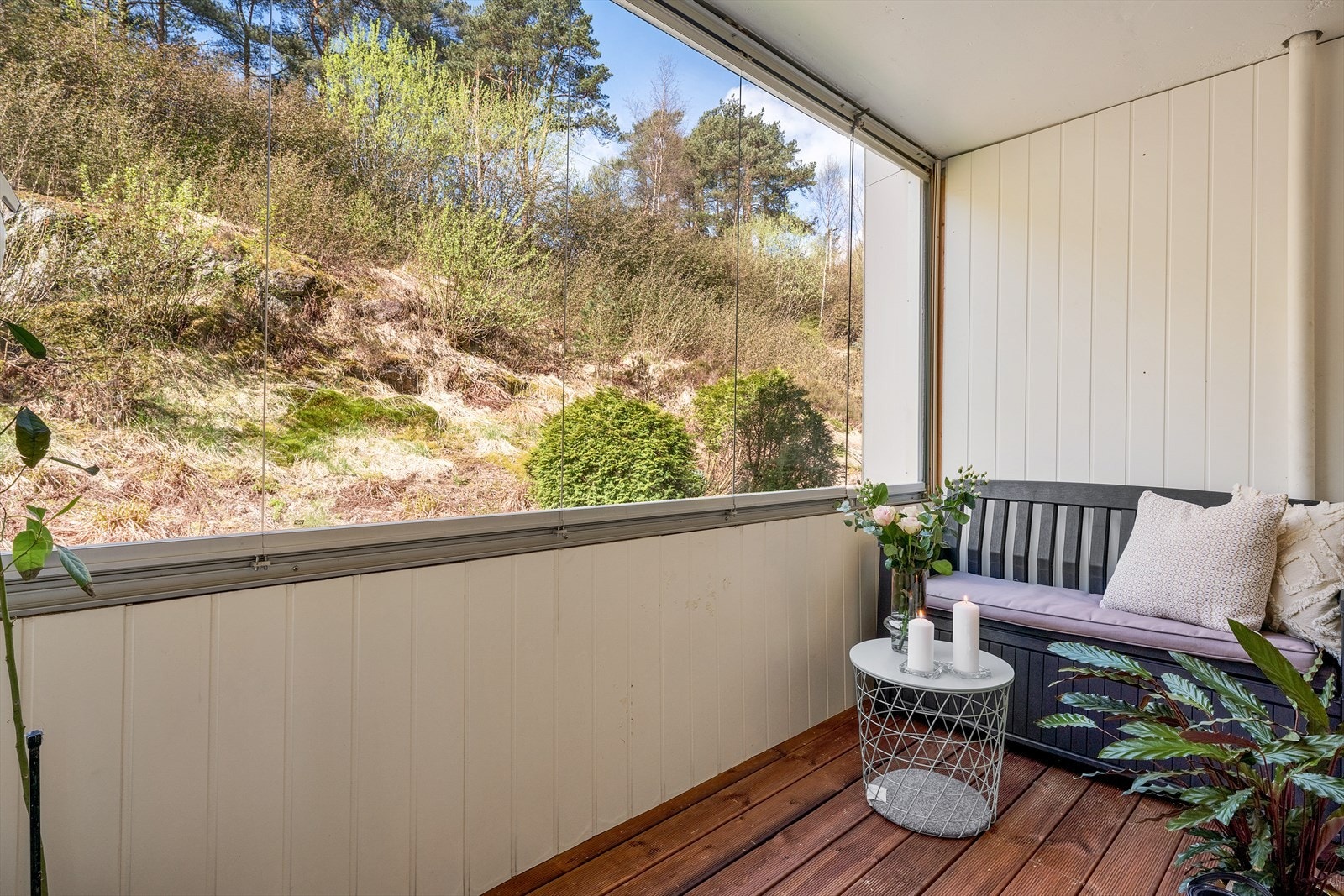 - Innglasset balkong på 5,3m² vendt mot grøntareal uten noen form for sjenerende innsyn - Galleribilde