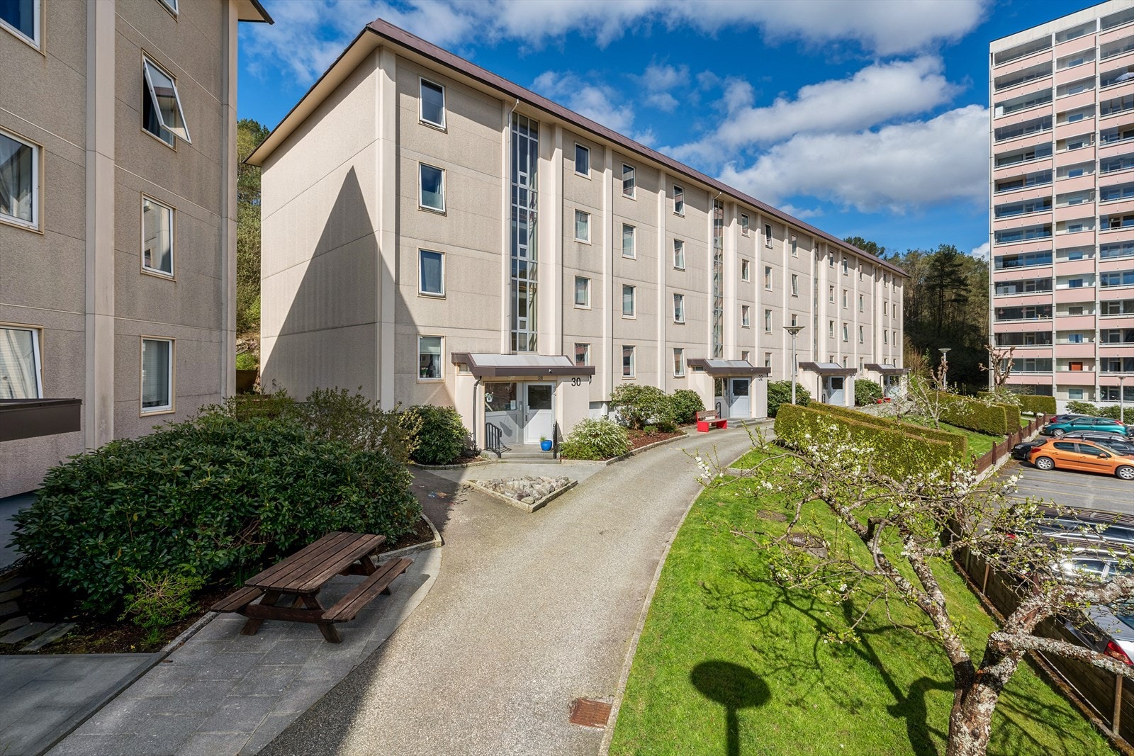 - Borettslaget har pent opparbeidede fellesarealer til glede for beboerne - Galleribilde