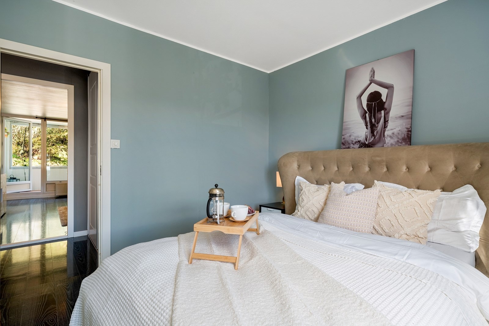 - God plass til seng i ønsket størrelse og tilhørende møblement - Galleribilde