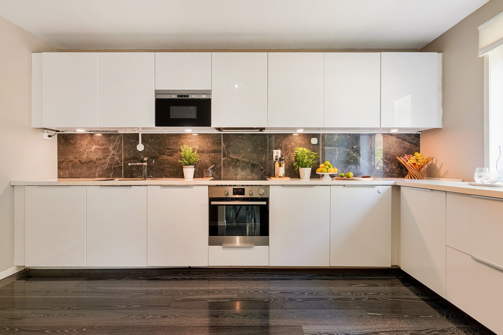 - Klassisk kjøkkeninnredning med slette fronter og benkeplate i laminat - Galleribilde