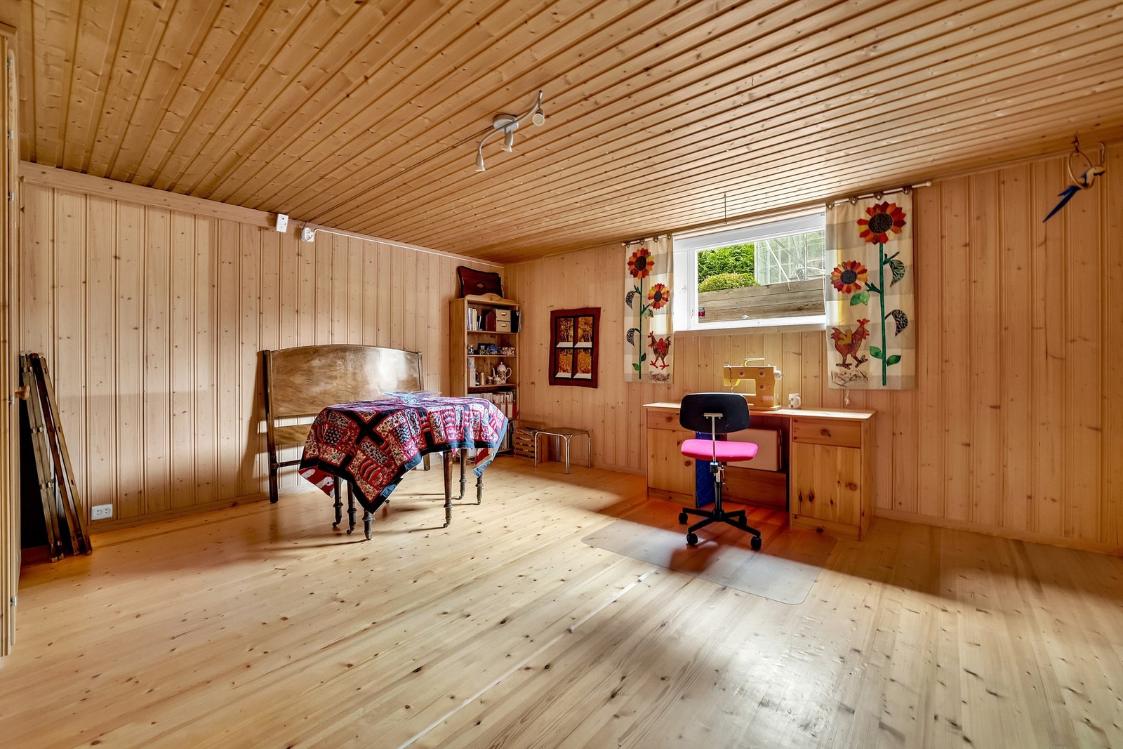 Innredet stue i kjeller med varme i gulv. Rommet er ikke godkjent til varig opphold Galleribilde