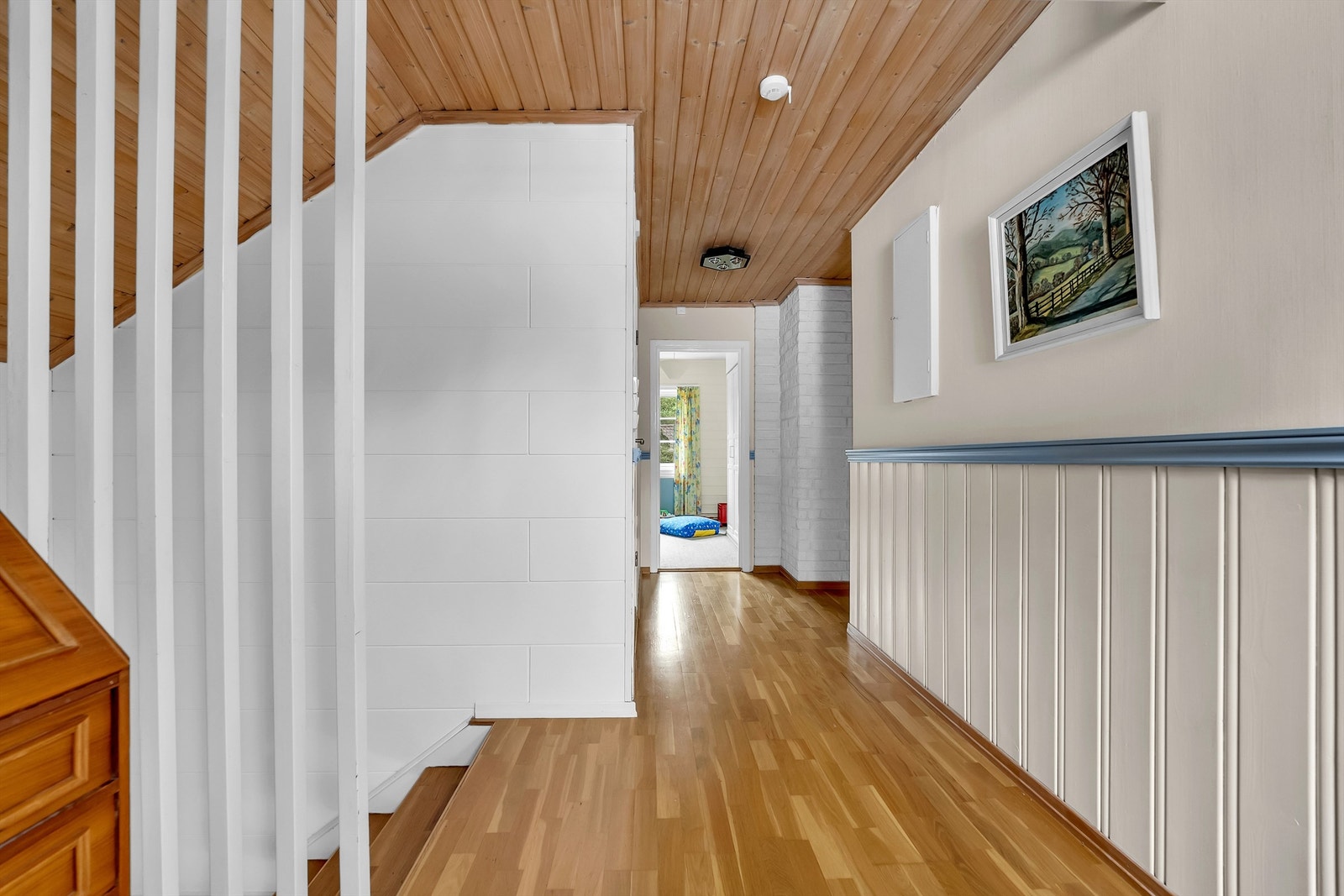 Så går vi opp den romslige trappen Galleribilde