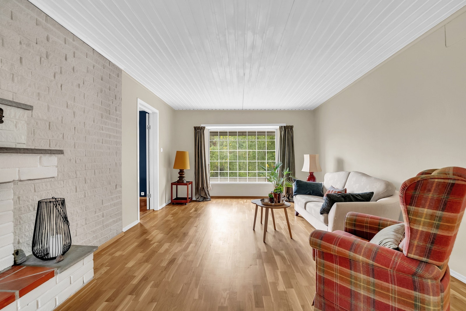 Det er adkomst til kjøkken fra stue, slik at man har to innganger til kjøkken Galleribilde