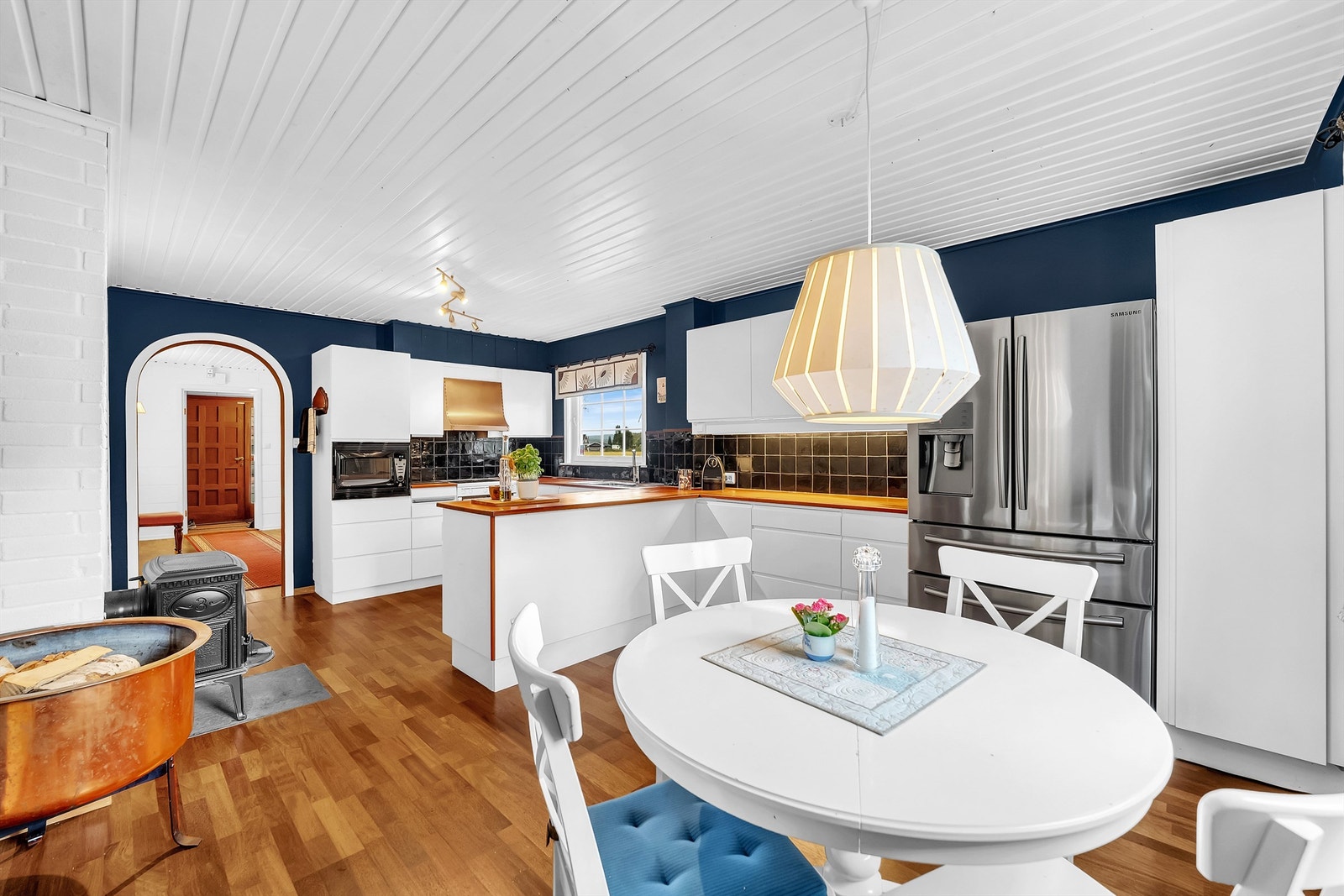 Kjøkkeninnredning er opprinnelig fra Idebo, som senere er fornyet med Den Beste Kjøkkenfornyeren i 2019 Galleribilde