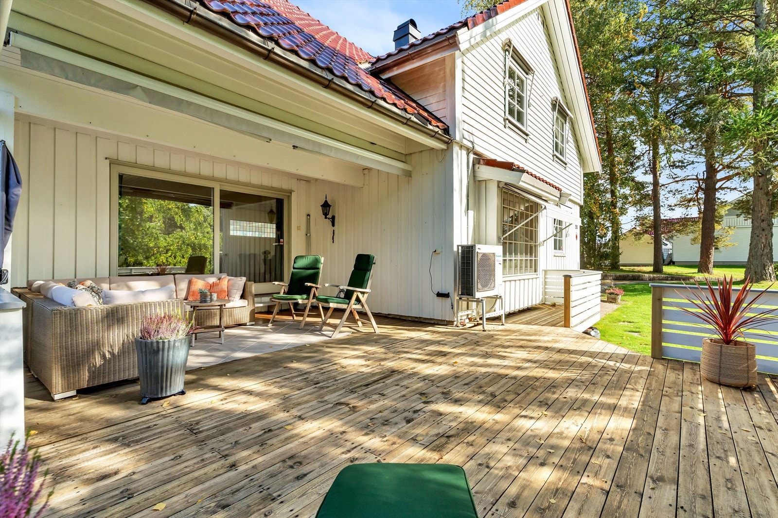 Et hyggelig terrasseområde - delvis overbygget, stor elektrisk markise, og det god plass til sittegruppe Galleribilde