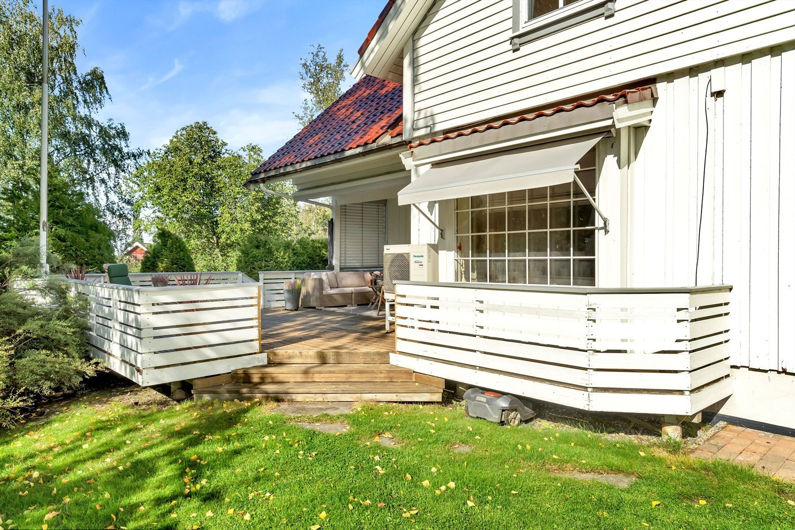 Fra terrassen går du rett ut i stor hage i flere nivåer Galleribilde
