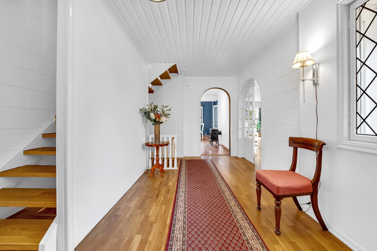 Fra hallen er det adkomst til 2 etasje, kjeller, kjøkken, og stue Galleribilde