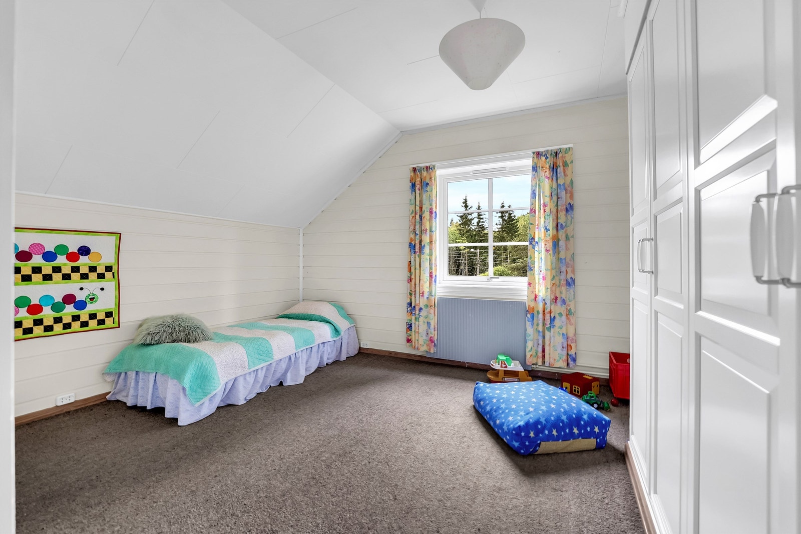 Stort soverom nr 3 med innebygd garderobeskap Galleribilde