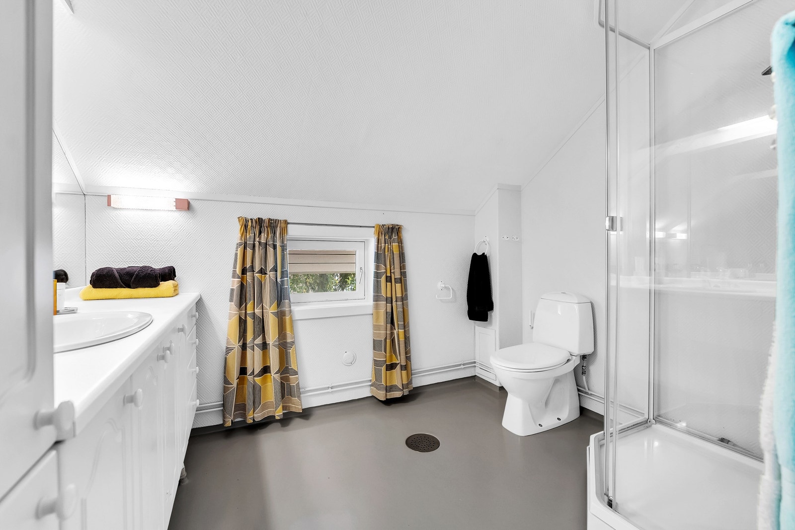 Romslig bad i 2. etasje. Innredning fra 1991 og Porsgrunn dusjkabinett fra 2019 Galleribilde