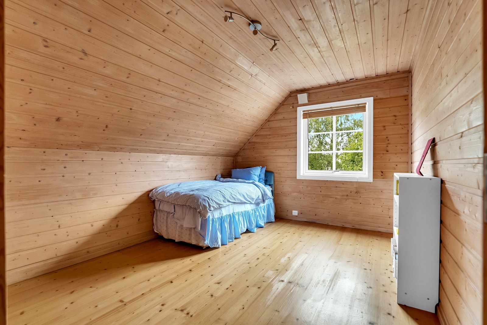 Romslig soverom nr 4 med innebygde skap Galleribilde