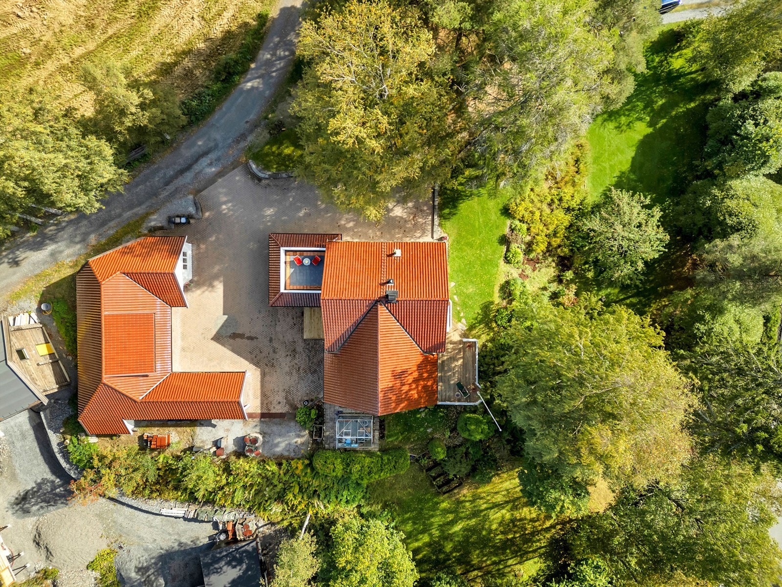 Glassert takstein på begge bygningene. Det er egen oppkjørsel til eiendommen fra Svarverudvegen Galleribilde