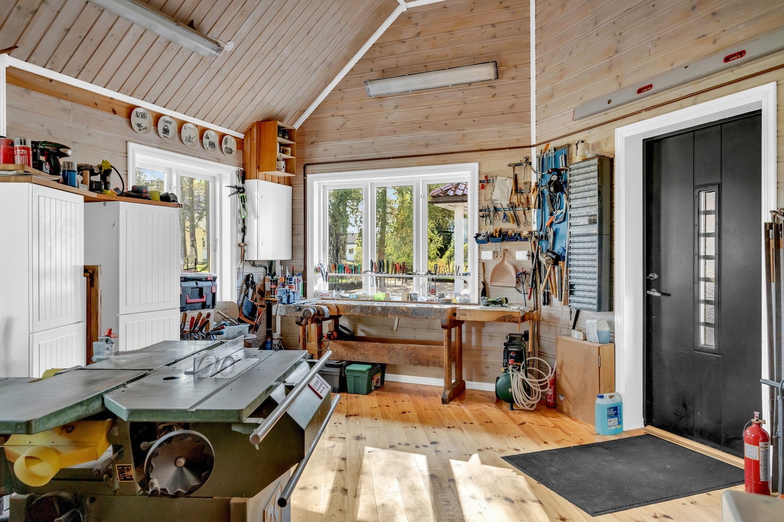 Stort fullisolert hobbyrom med god takhøyde og belysning samt varmepaneler i himling. Galleribilde