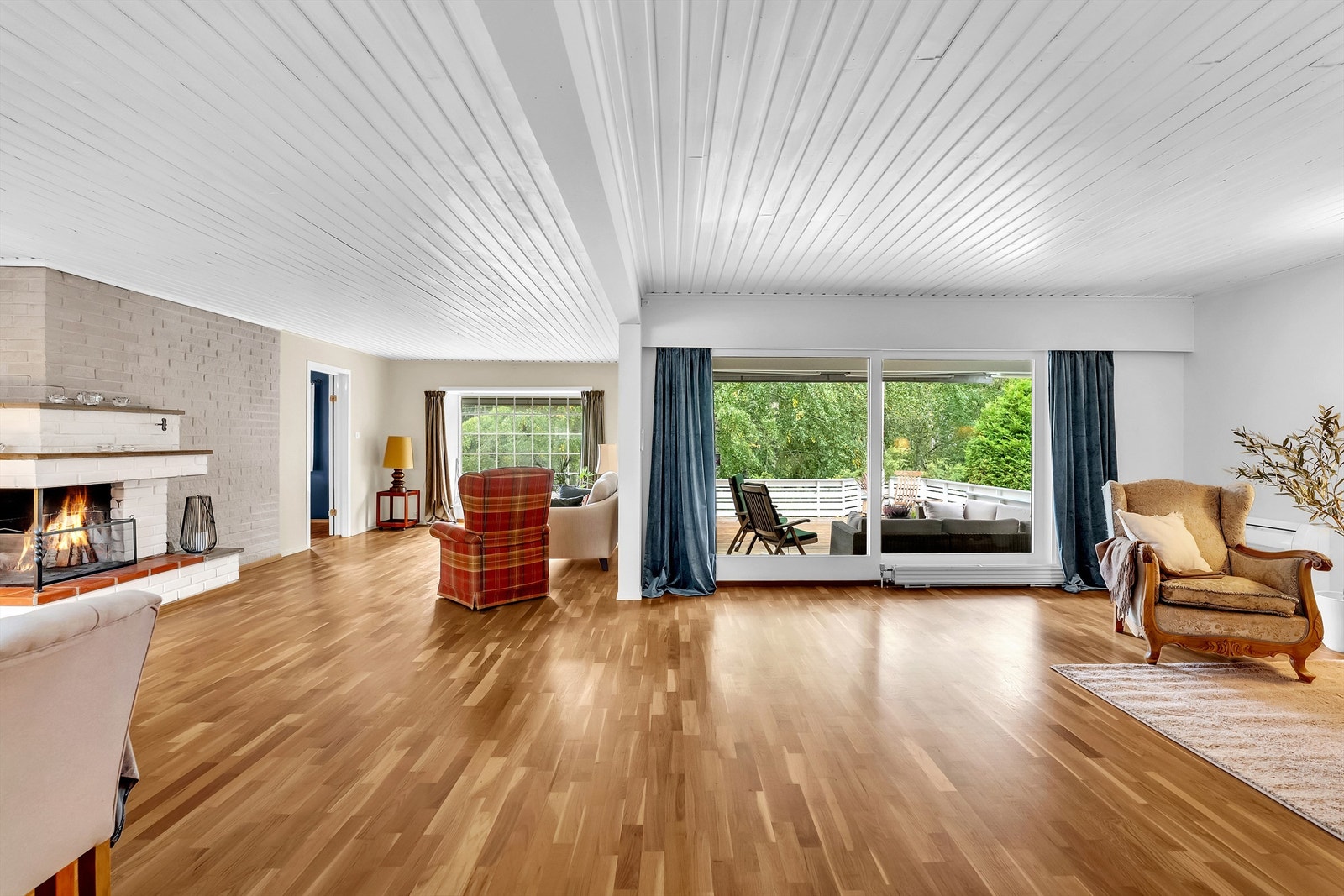 Store vindusflater mot frodig hage Galleribilde