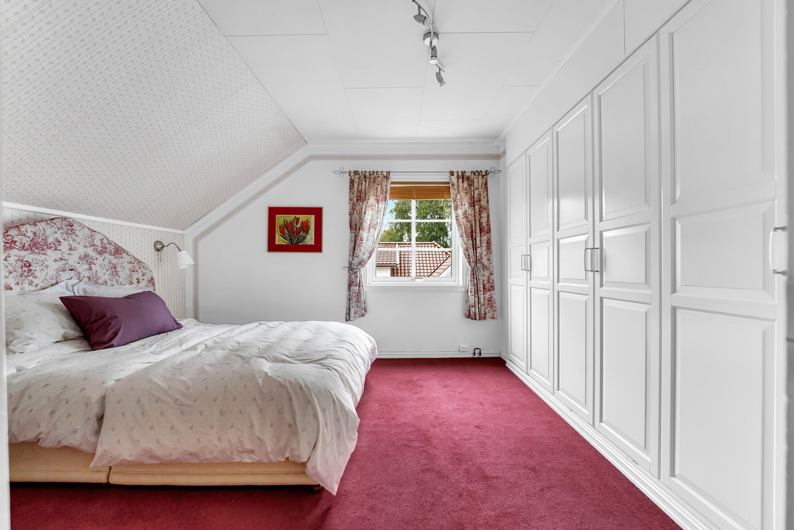 Stort hoved soverom med innebygd garderobeskap Galleribilde