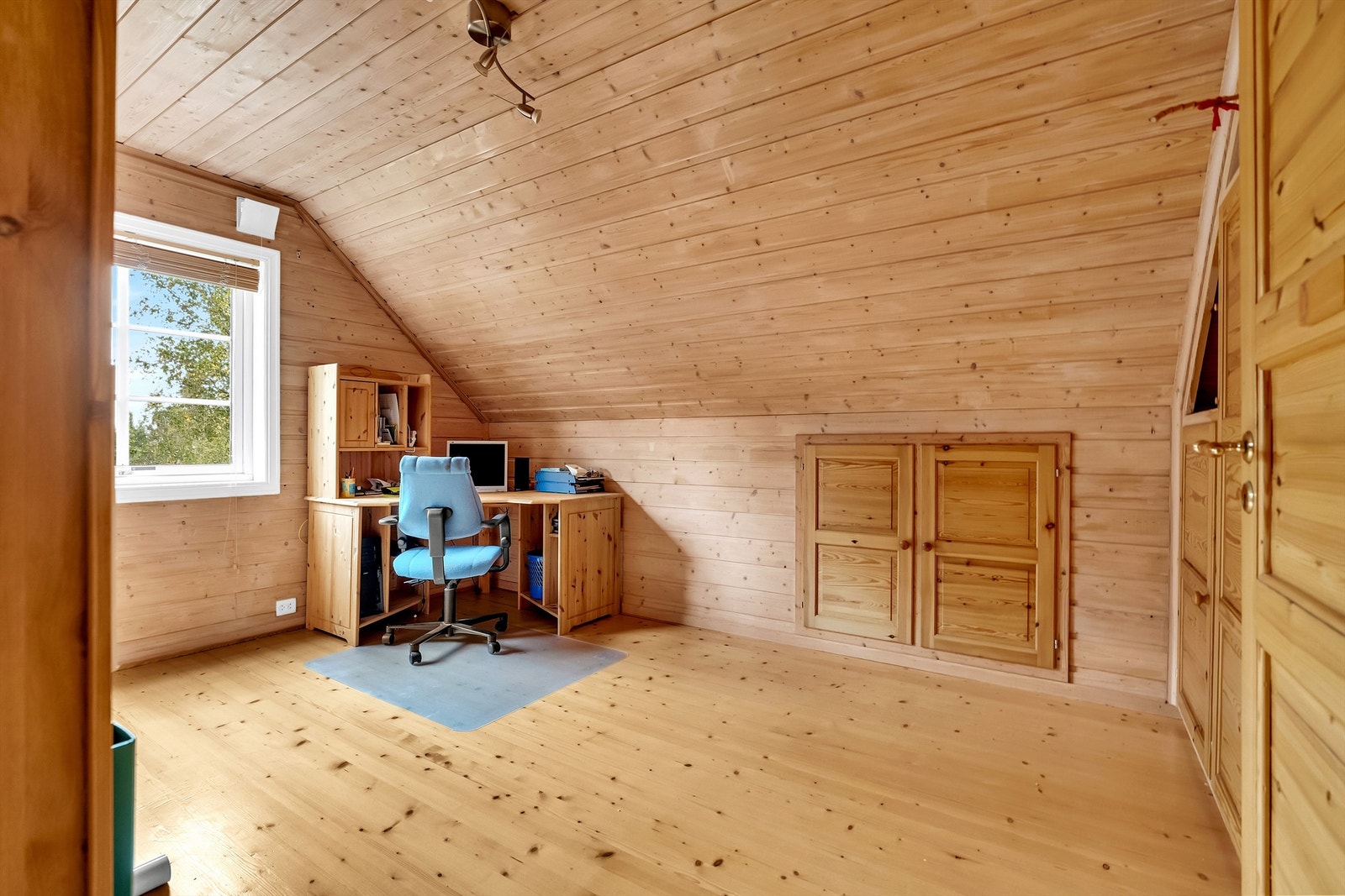 Romslig soverom nr 5 med innebygde skap, brukes i dag som kontor Galleribilde