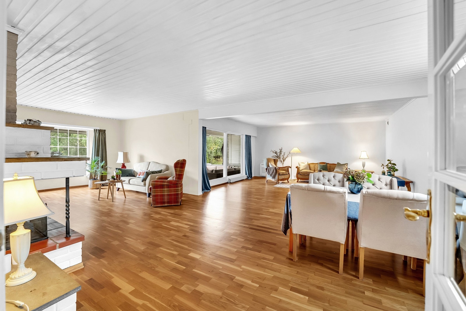 Stuen er delt opp i flere avdelinger, og er meget romslig Galleribilde