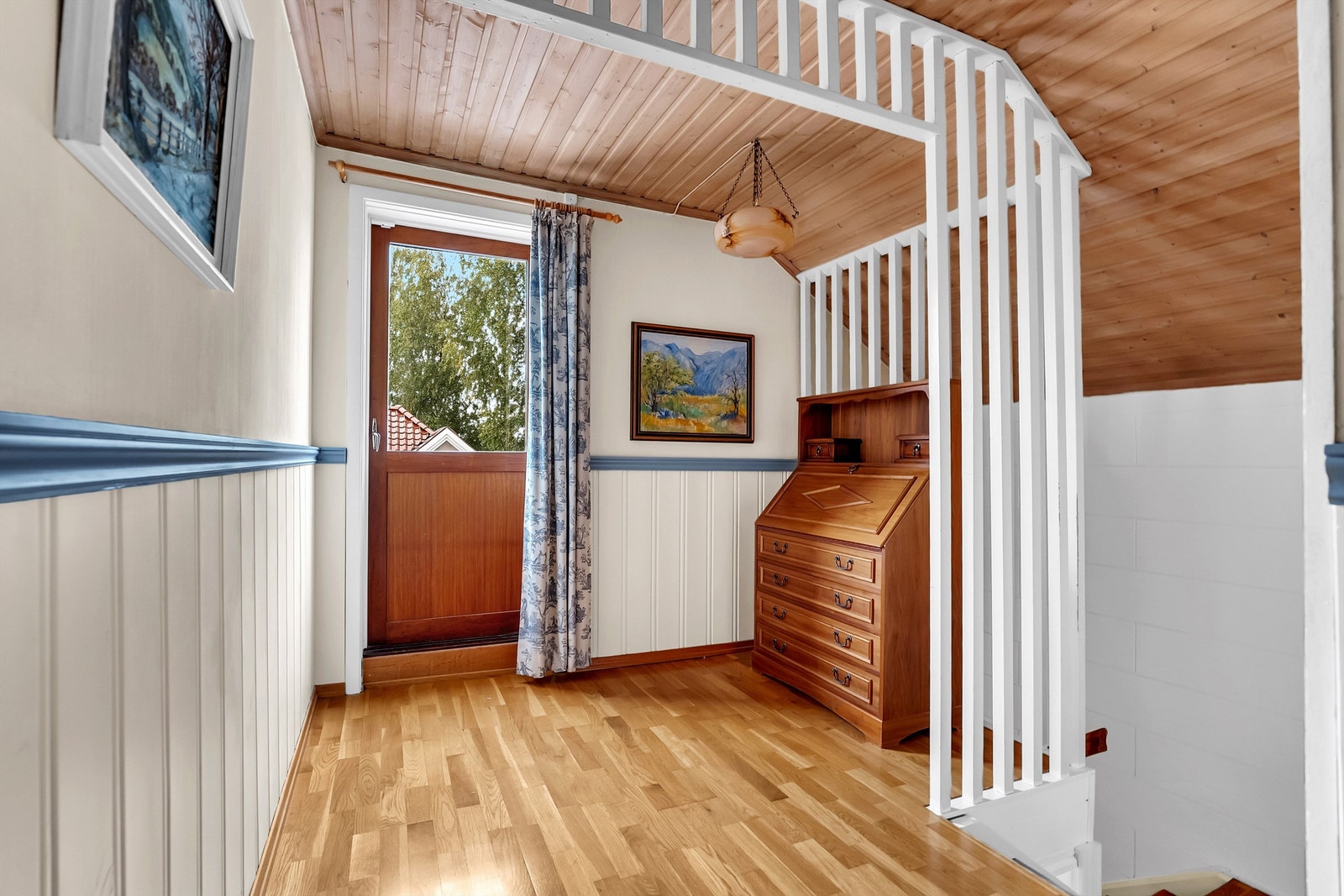 Utgang til hyggelig balkong område Galleribilde