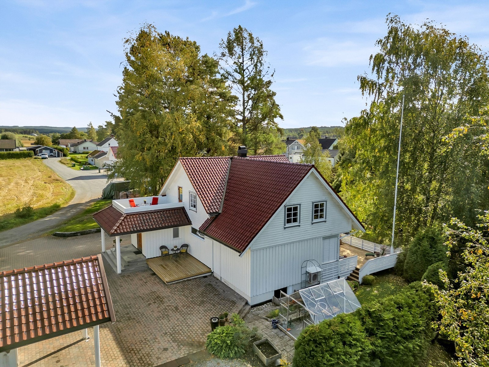 Det er flere flotte sitteplasser på eiendommen, og over inngangspartiet er det et hyggelig balkongområde med utsyn Galleribilde