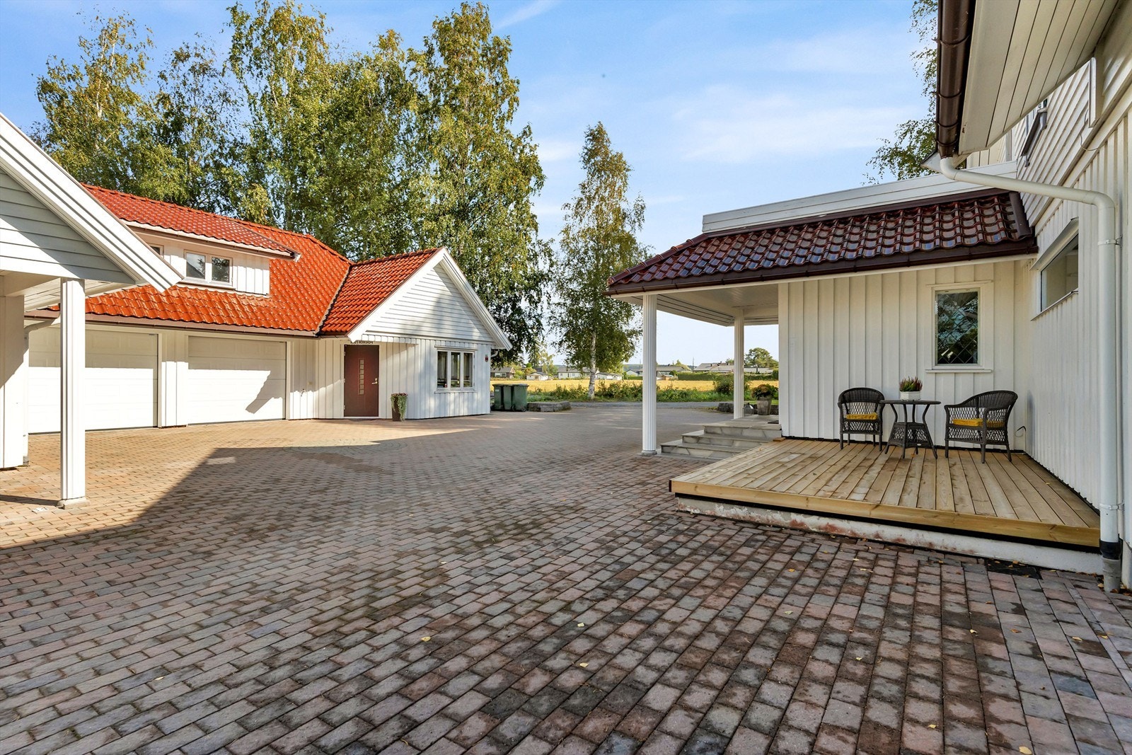 Det er meget godt med biloppstillingsplasser og plass til f.eks bil og båtlagring, bobil o.s.v på gårdsplass Galleribilde