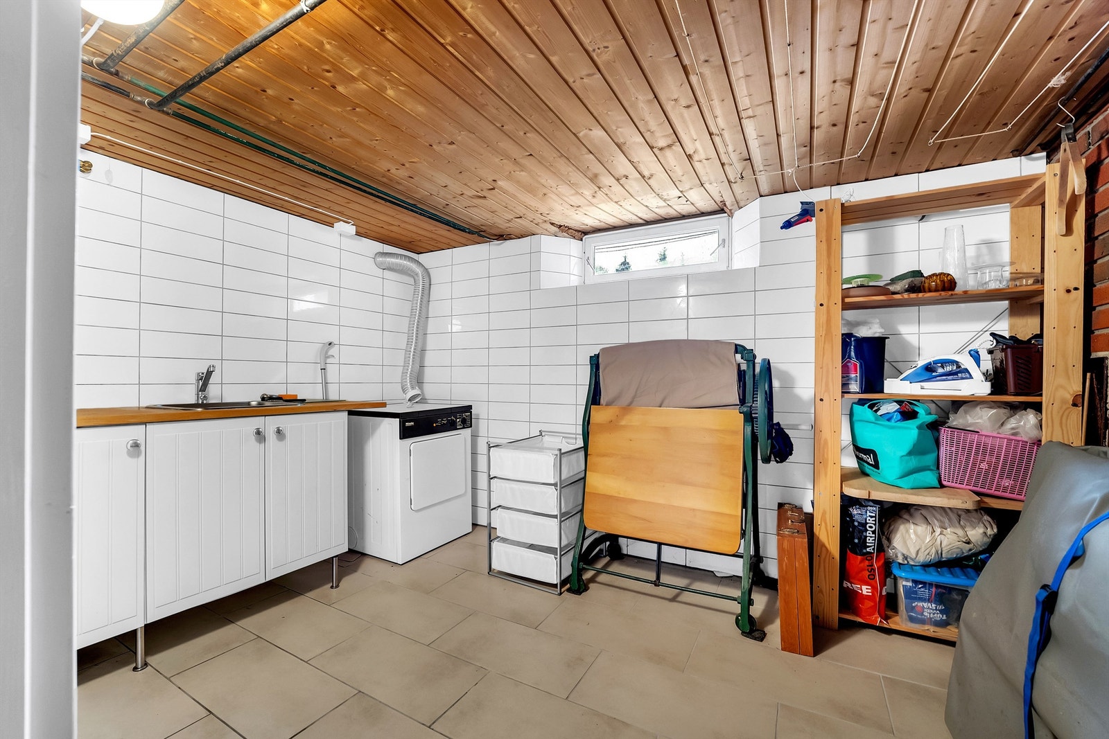 Stort og praktisk vaskerom med oppgraderinger på 2000 tallet Galleribilde