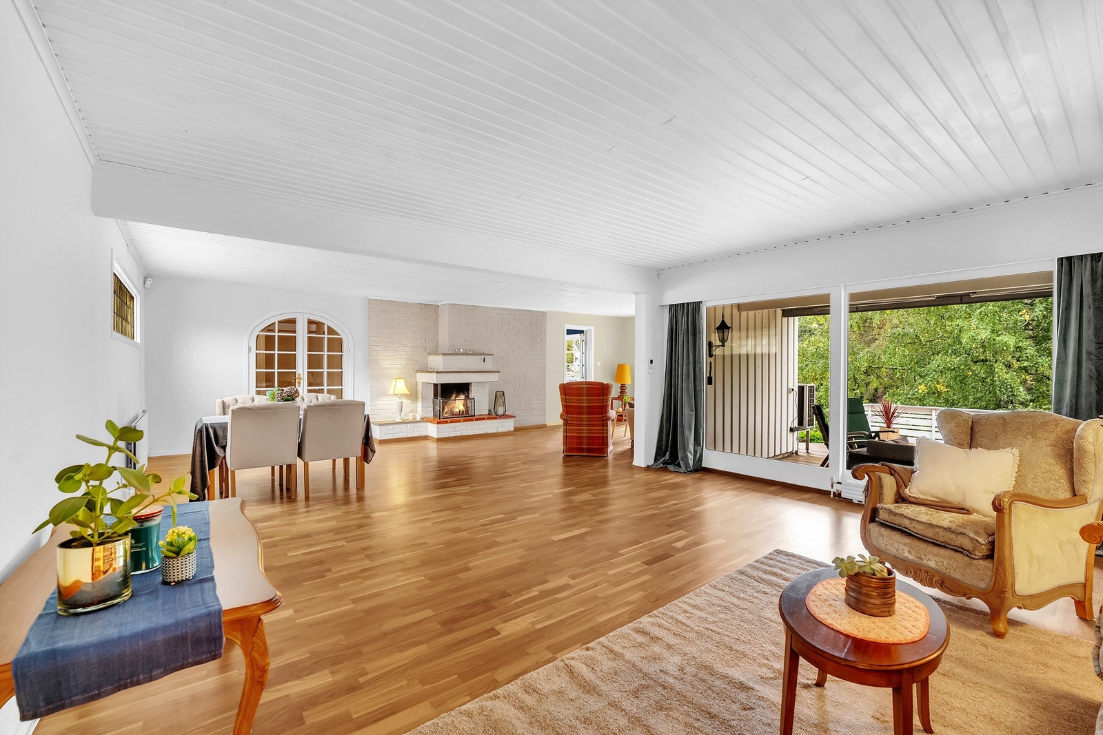 Det er god plass til både sitteavdeling med TV, en koselig plass til sittegruppe ved vindu mot hagen, og spisebordsområde Galleribilde