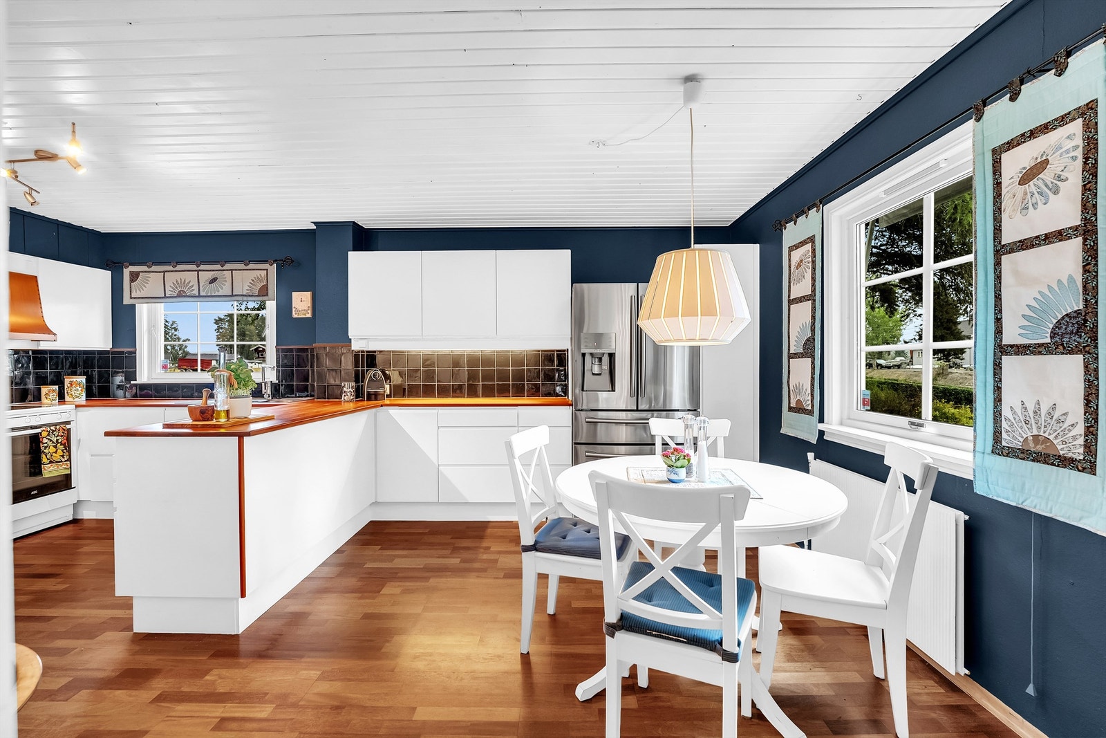 Kjøkkenet har god plass til spisebord ved vindu, og innredningen har godt med benkeplass Galleribilde