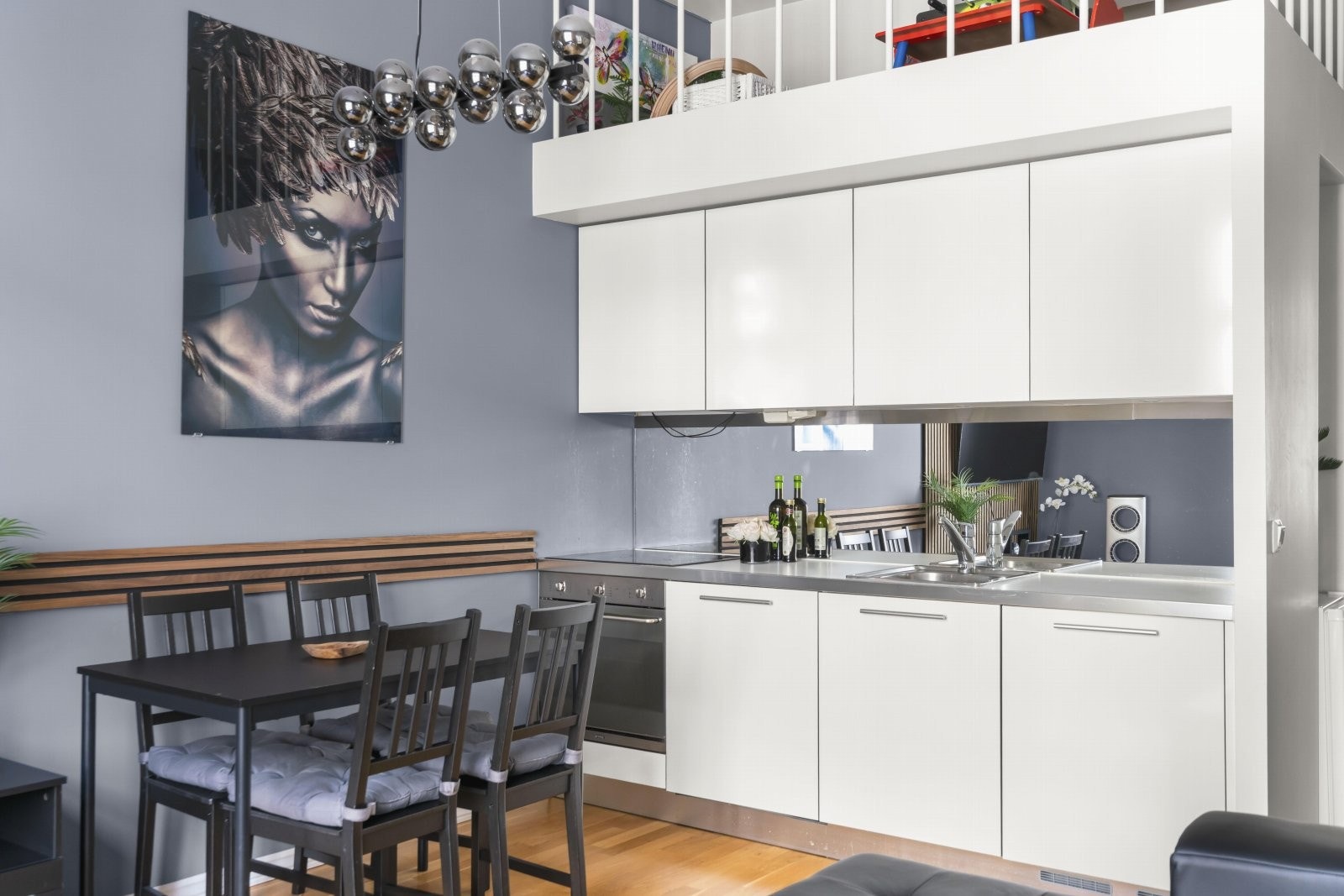 Åpen og sosial kjøkkenløsning med glatte, folierte fronter og benkeplate i laminat. Galleribilde